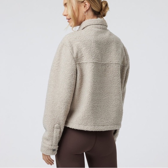 Vuori Sherpa Fleece Cropped Trucker Jacket Beige Womens Size Large NWT - Picture 2 of 3